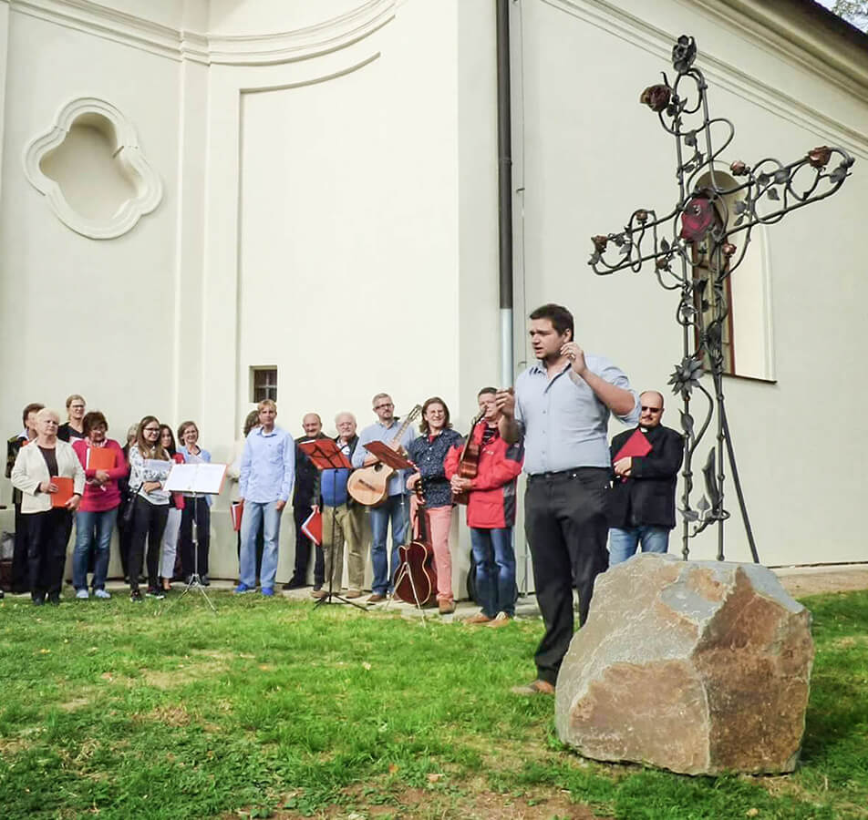 Odkrývání kříže v habrovanském kostele